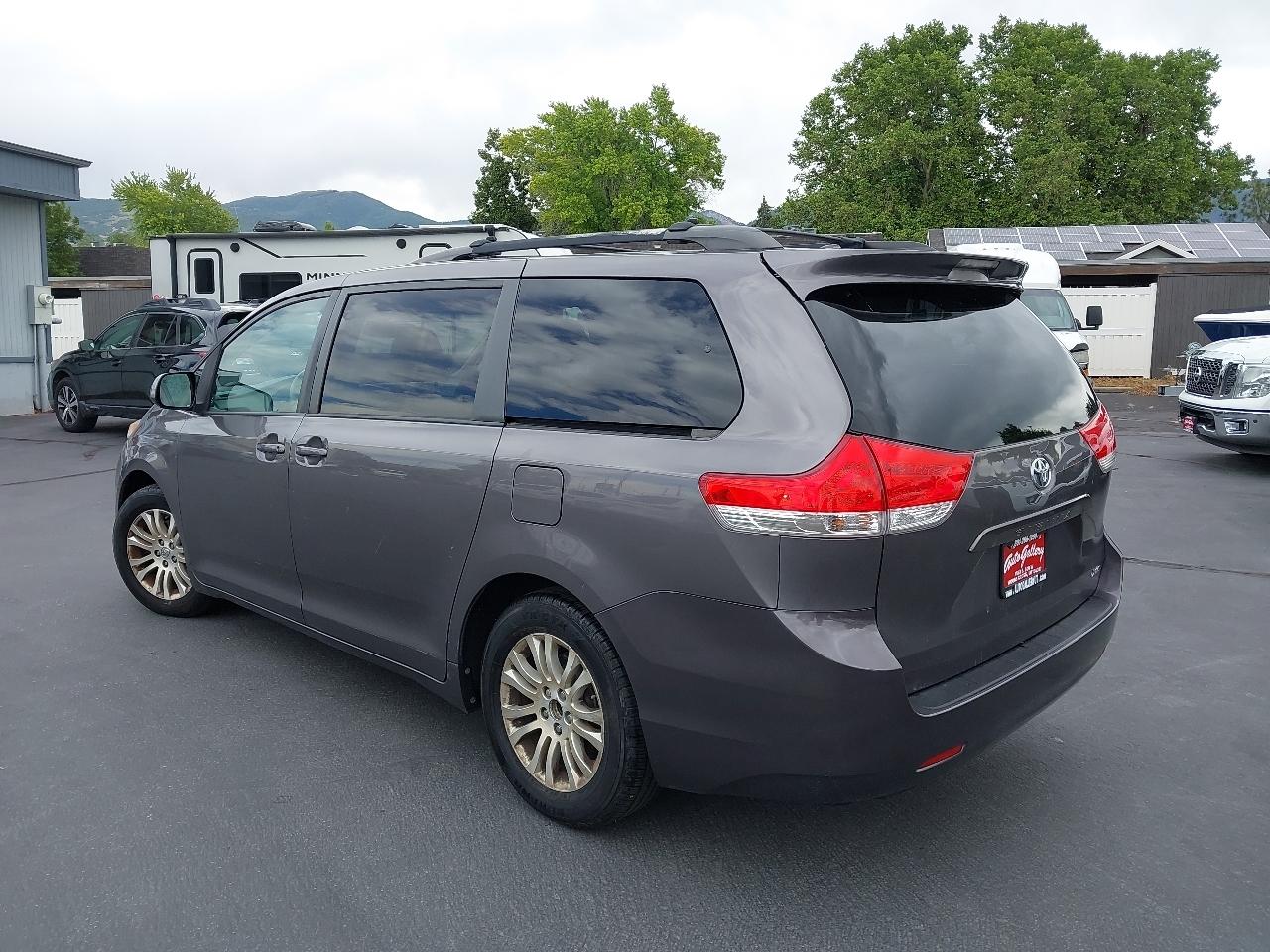 Toyota Sienna 5dr 7-Pass Van V6 XLE AAS FWD (Natl) 2013