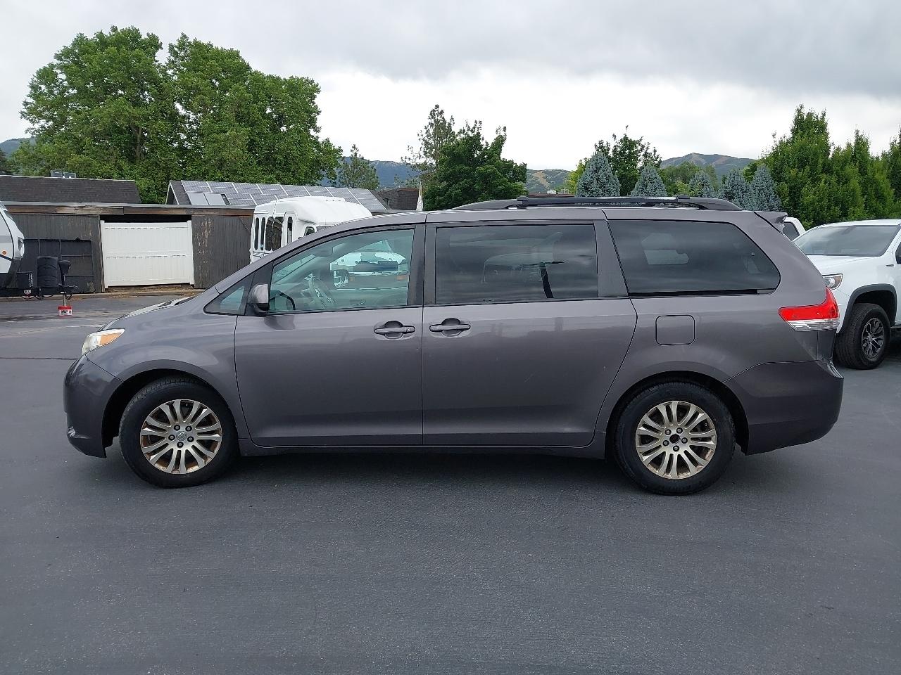 Toyota Sienna 5dr 7-Pass Van V6 XLE AAS FWD (Natl) 2013