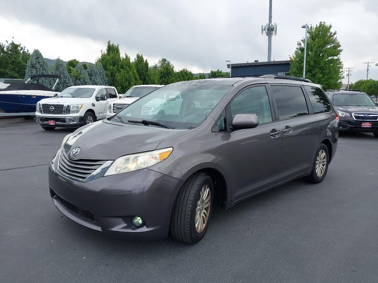 Toyota Sienna 5dr 7-Pass Van V6 XLE AAS FWD (Natl) 2013