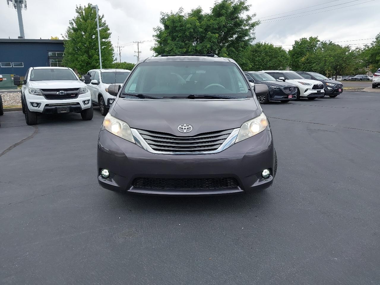 Toyota Sienna 5dr 7-Pass Van V6 XLE AAS FWD (Natl) 2013