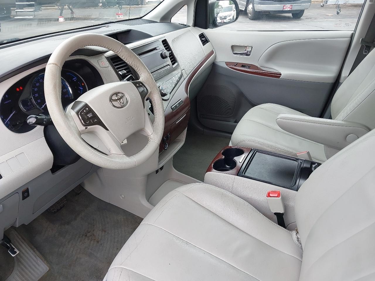 Toyota Sienna 5dr 7-Pass Van V6 XLE AAS FWD (Natl) 2013