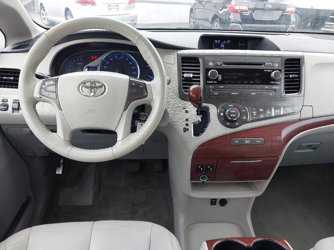 Toyota Sienna 5dr 7-Pass Van V6 XLE AAS FWD (Natl) 2013