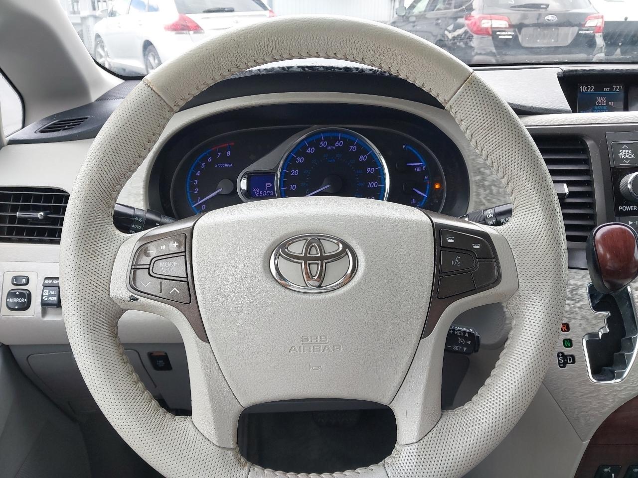 Toyota Sienna 5dr 7-Pass Van V6 XLE AAS FWD (Natl) 2013