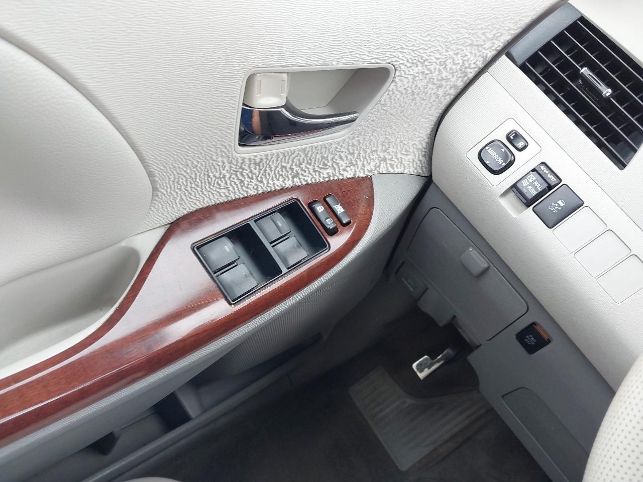Toyota Sienna 5dr 7-Pass Van V6 XLE AAS FWD (Natl) 2013