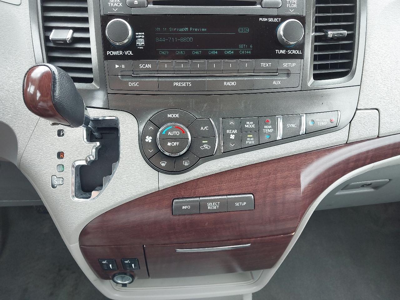Toyota Sienna 5dr 7-Pass Van V6 XLE AAS FWD (Natl) 2013