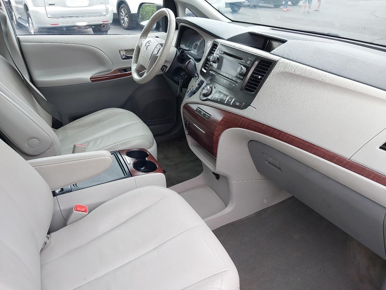 Toyota Sienna 5dr 7-Pass Van V6 XLE AAS FWD (Natl) 2013