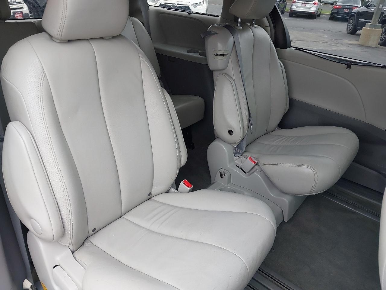 Toyota Sienna 5dr 7-Pass Van V6 XLE AAS FWD (Natl) 2013