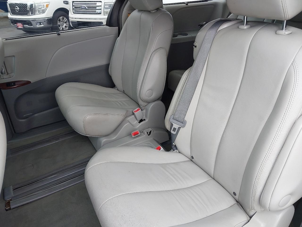 Toyota Sienna 5dr 7-Pass Van V6 XLE AAS FWD (Natl) 2013