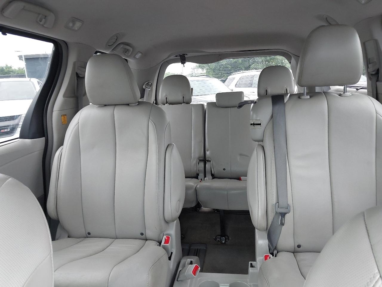 Toyota Sienna 5dr 7-Pass Van V6 XLE AAS FWD (Natl) 2013