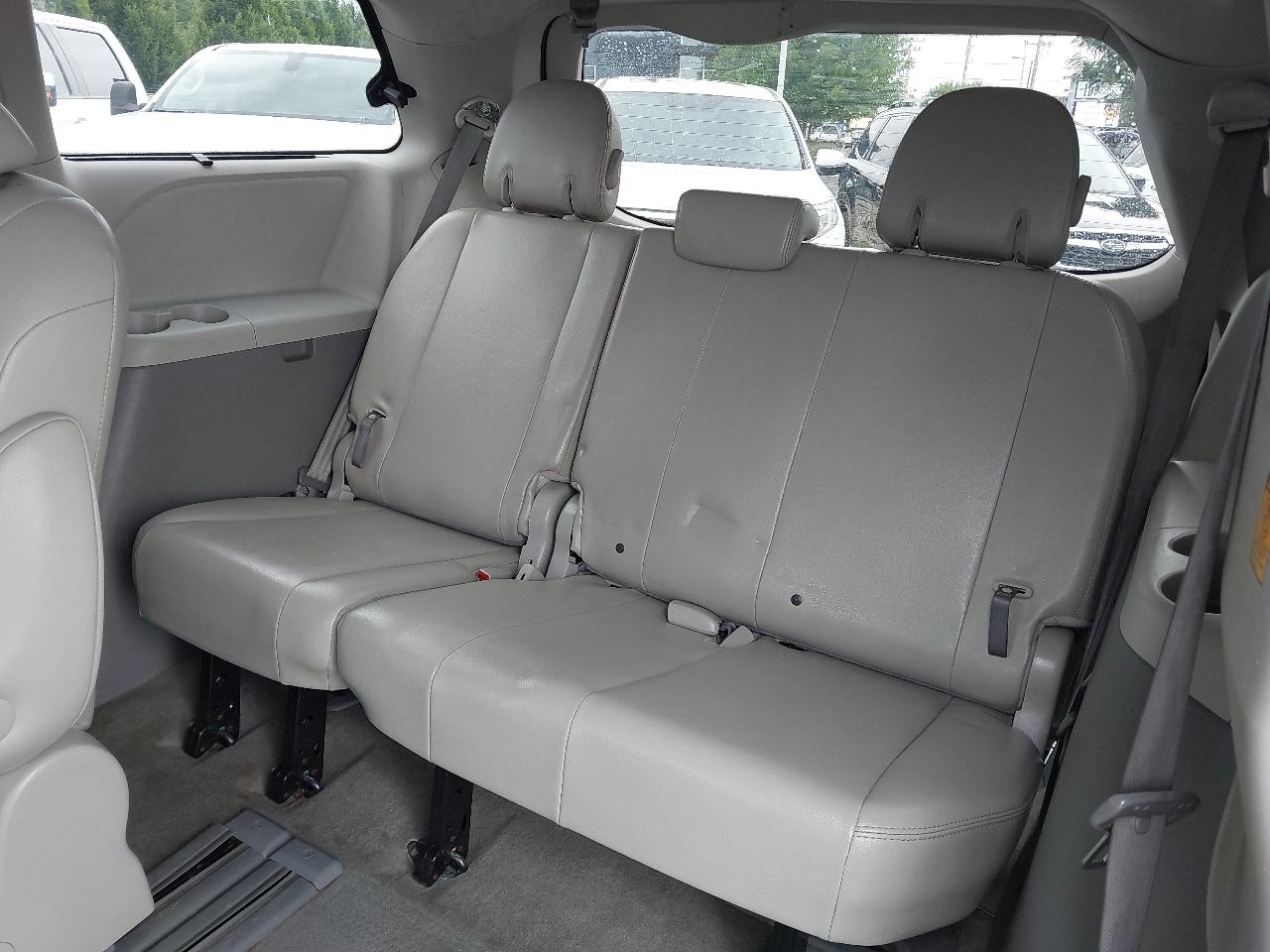 Toyota Sienna 5dr 7-Pass Van V6 XLE AAS FWD (Natl) 2013