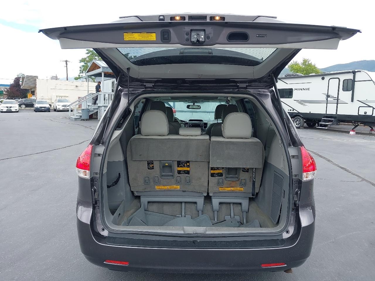 Toyota Sienna 5dr 7-Pass Van V6 XLE AAS FWD (Natl) 2013