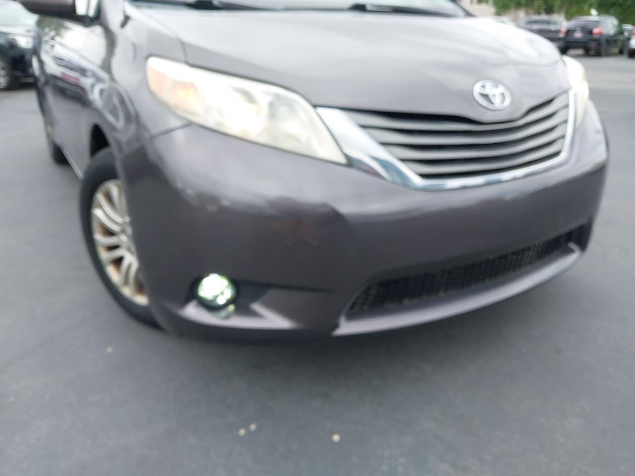 Toyota Sienna 5dr 7-Pass Van V6 XLE AAS FWD (Natl) 2013