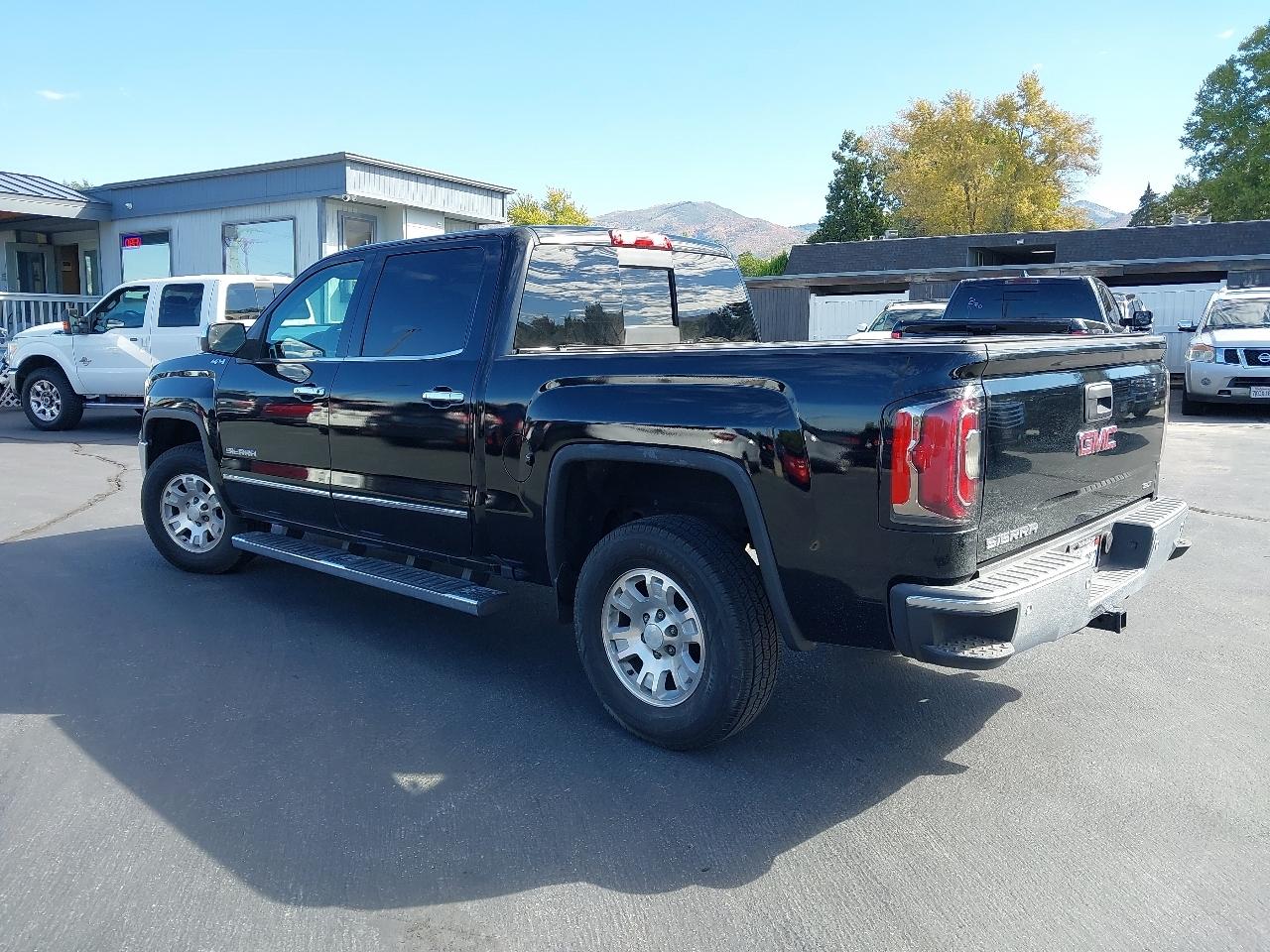 GMC Sierra 1500 4WD Crew Cab 143.5" SLT 2017