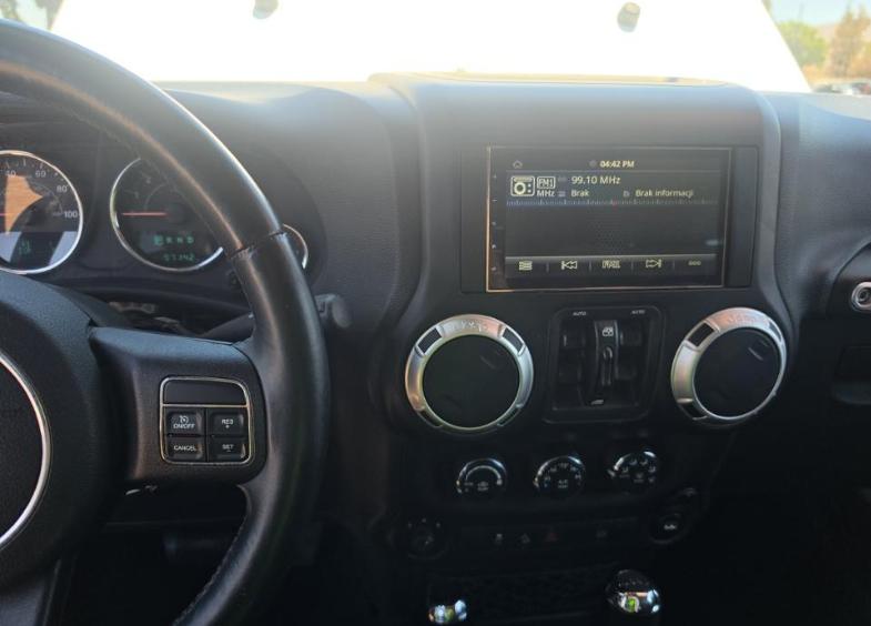 Jeep Wrangler Unlimited 4WD 4dr Sahara 2012
