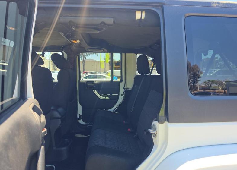 Jeep Wrangler Unlimited 4WD 4dr Sahara 2012