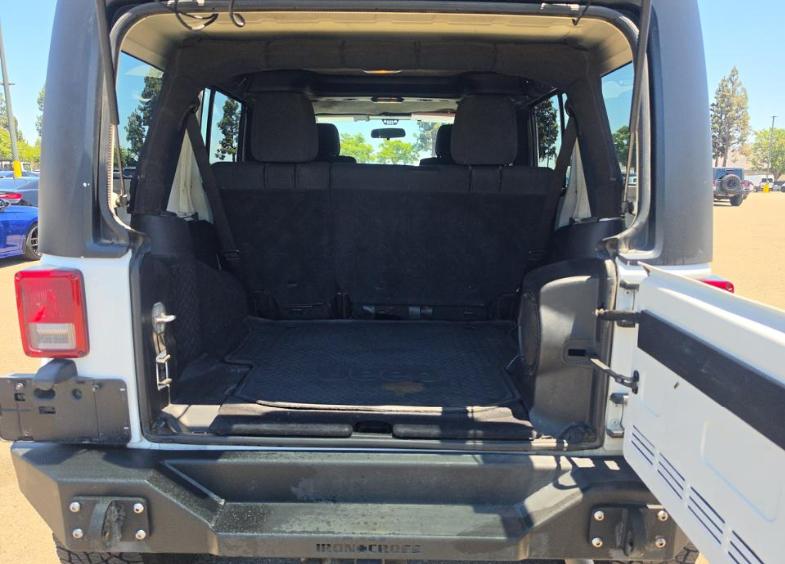 Jeep Wrangler Unlimited 4WD 4dr Sahara 2012