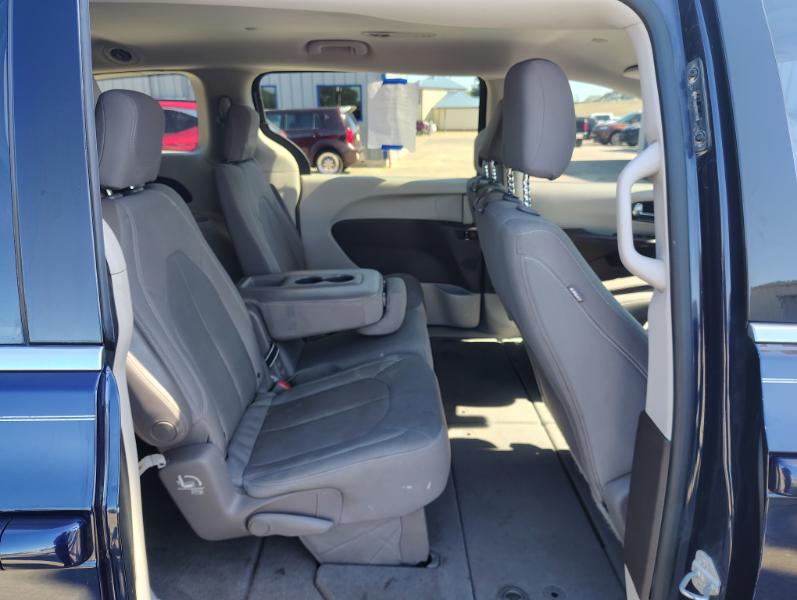 Chrysler Pacifica LX 2017