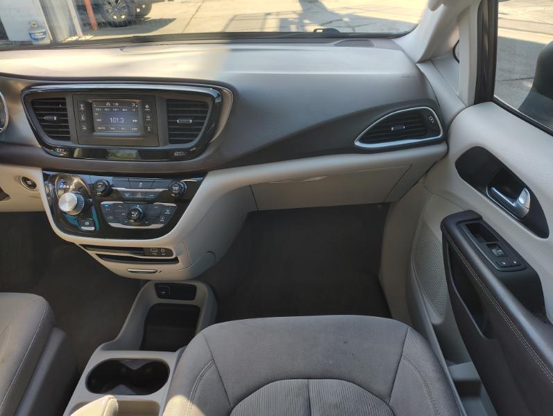 Chrysler Pacifica LX 2017
