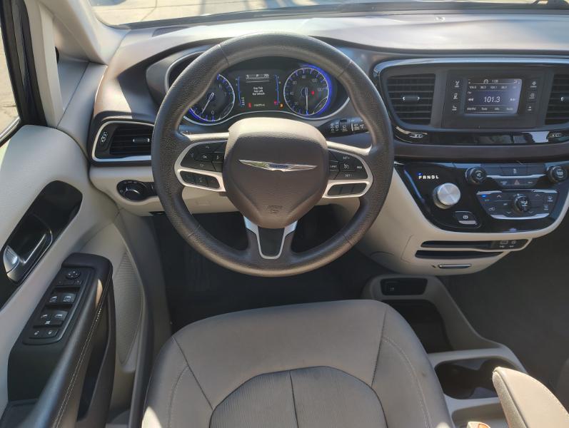 Chrysler Pacifica LX 2017