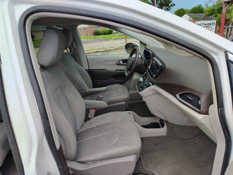 Chrysler Pacifica LX 2019
