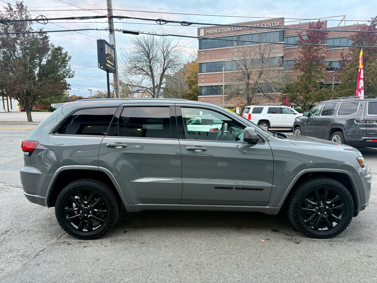 Jeep Grand Cherokee 4WD 4dr Laredo Altitude 2020 Jeep Grand Cherokee 4WD 4dr Laredo Altitude 2020