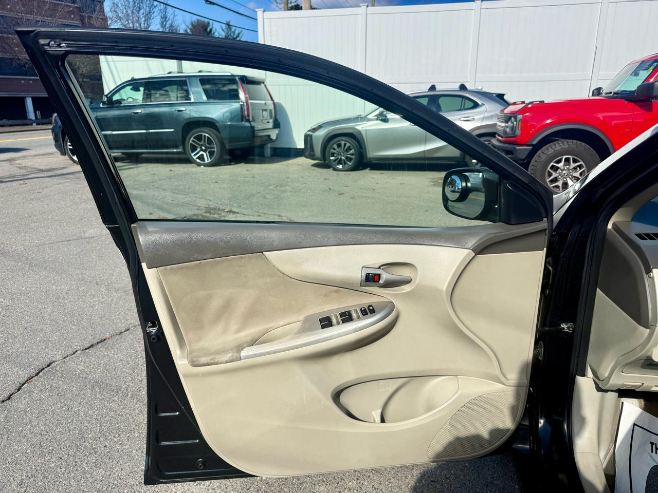 Toyota Corolla Base 5-Speed MT 2010