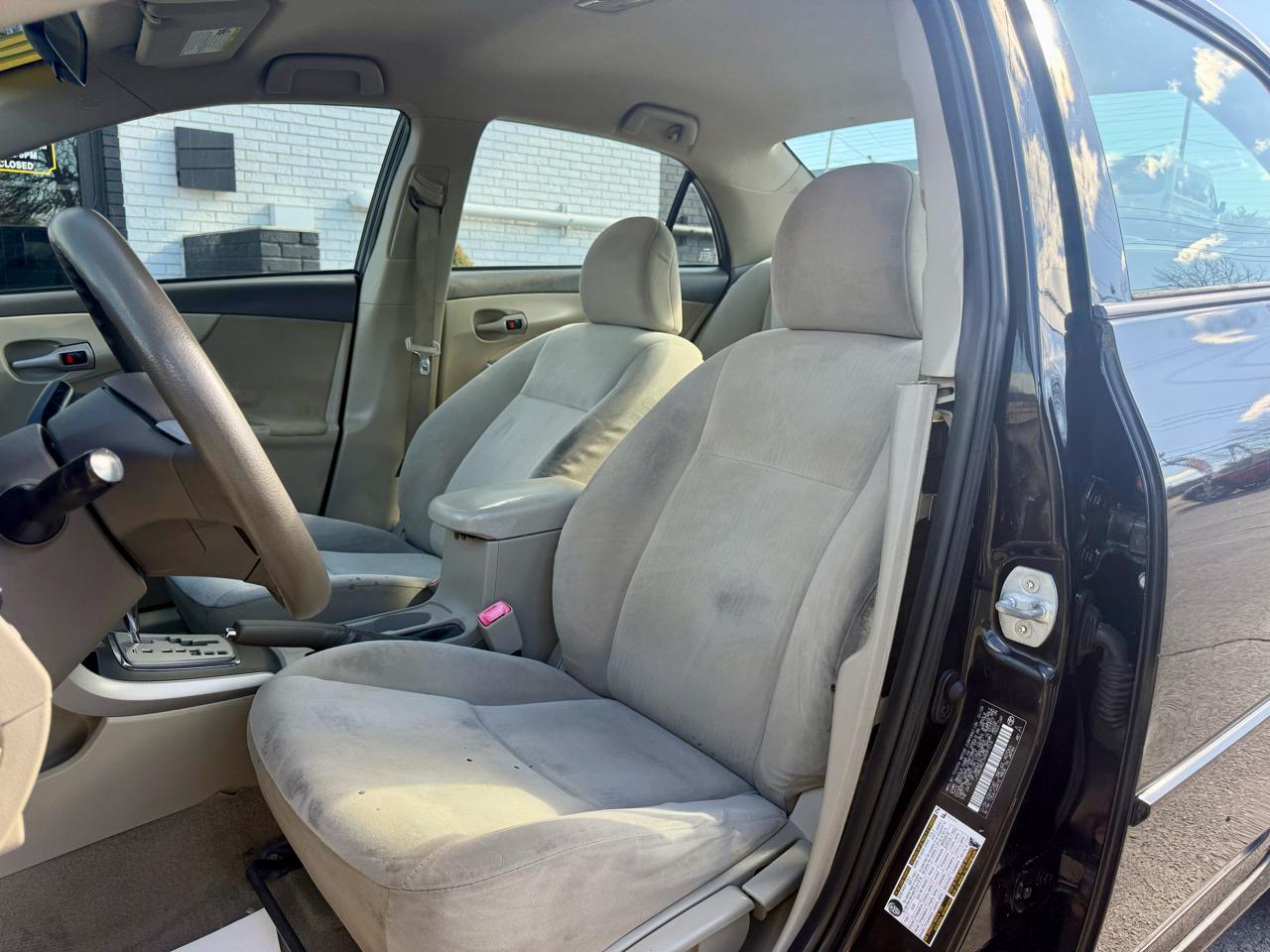 Toyota Corolla Base 5-Speed MT 2010