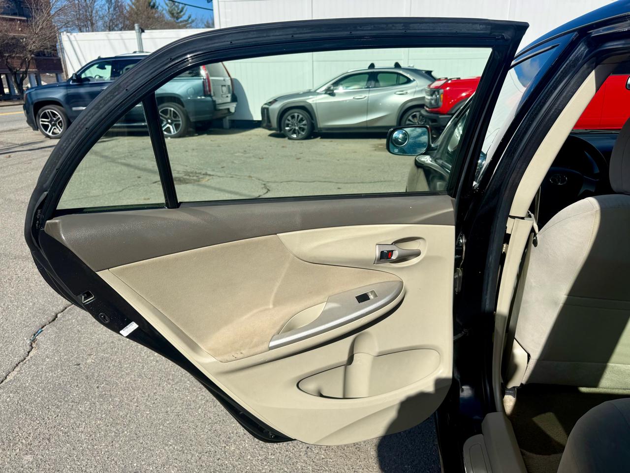 Toyota Corolla Base 5-Speed MT 2010