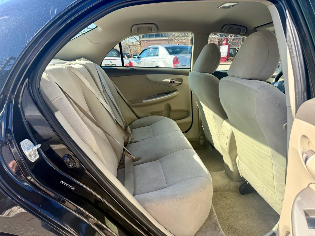 Toyota Corolla Base 5-Speed MT 2010