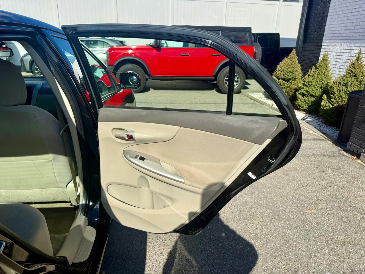 Toyota Corolla Base 5-Speed MT 2010