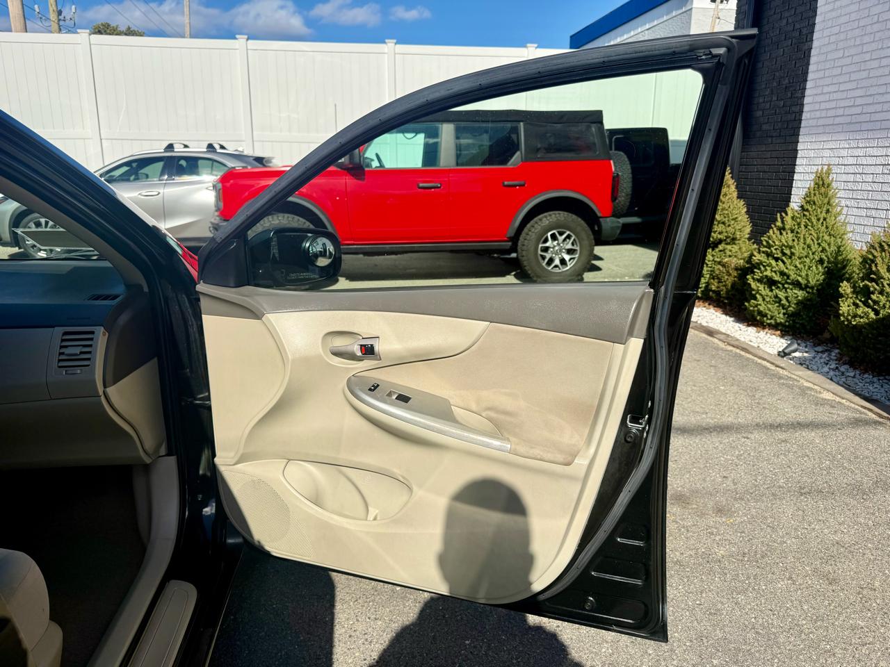 Toyota Corolla Base 5-Speed MT 2010