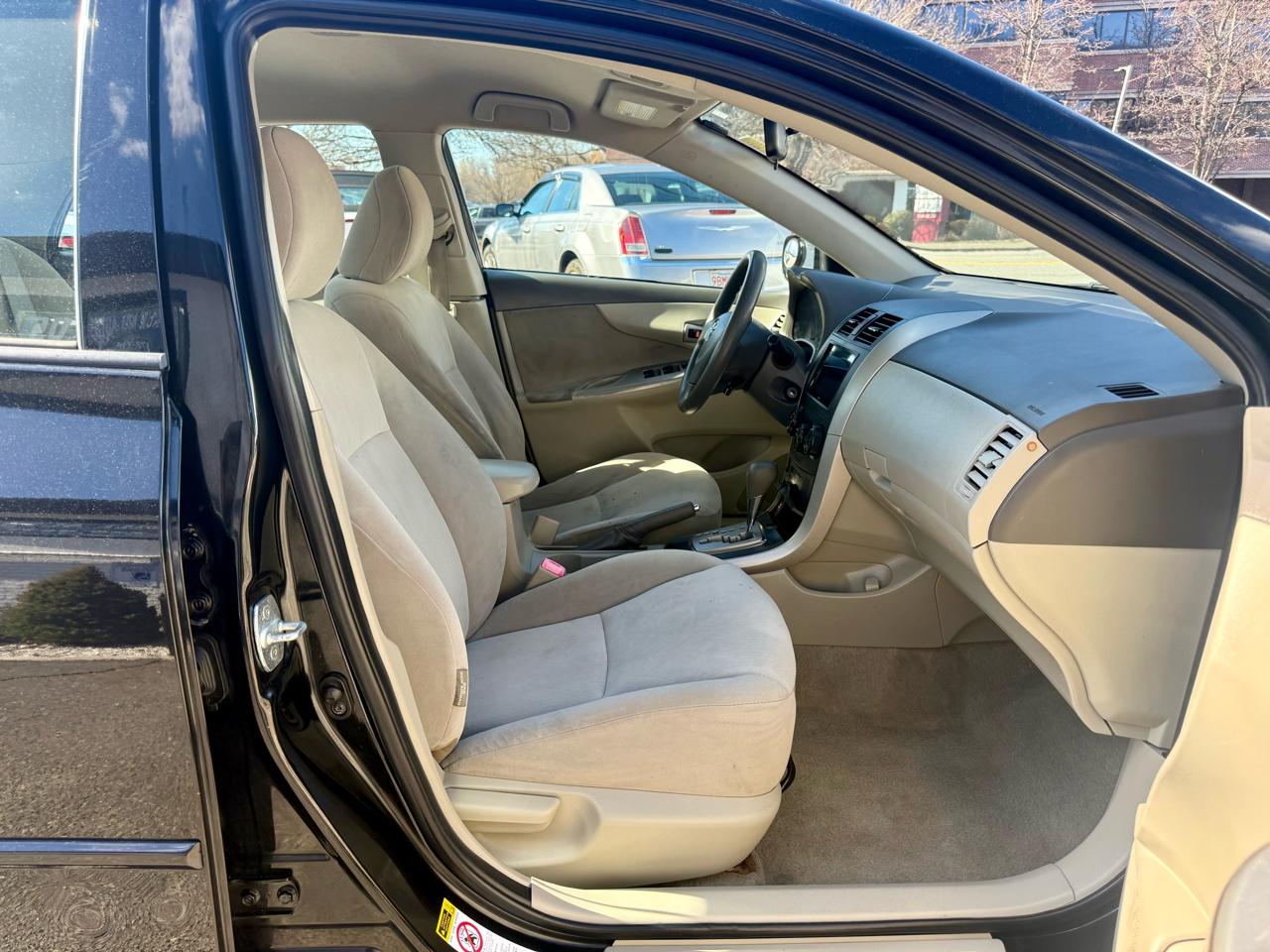 Toyota Corolla Base 5-Speed MT 2010