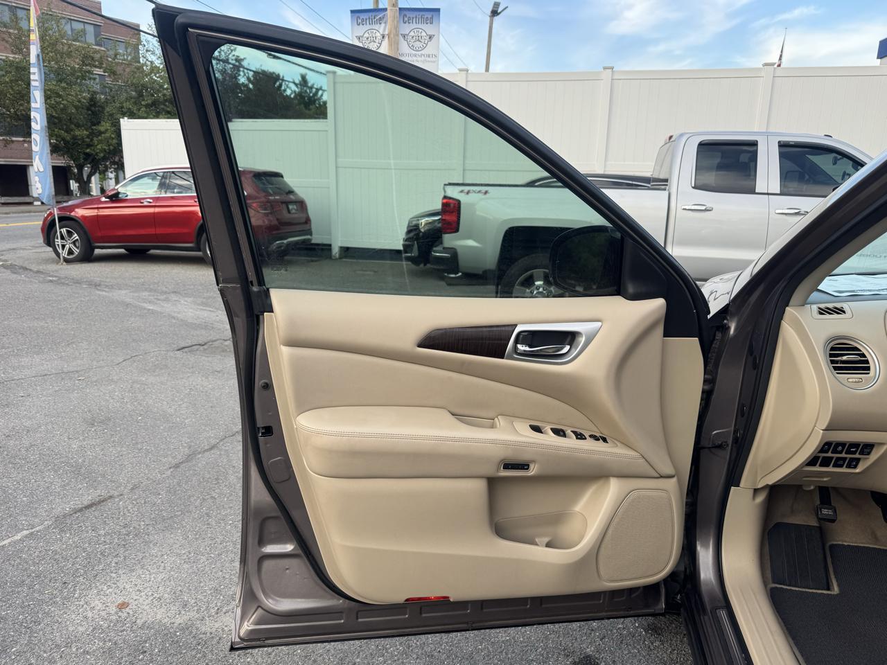 Nissan Pathfinder Platinum 4D SUV 4WD 2014