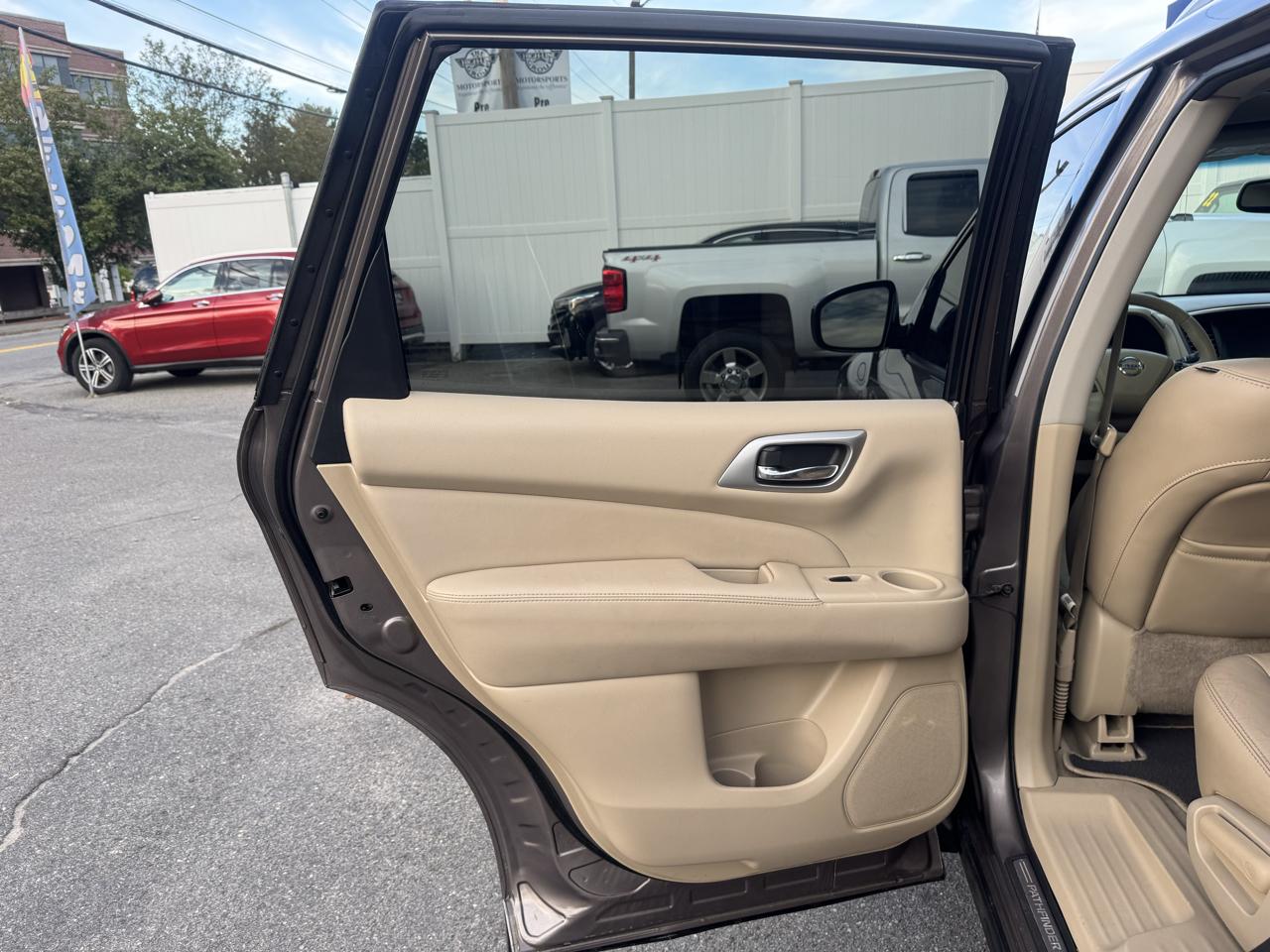 Nissan Pathfinder Platinum 4D SUV 4WD 2014