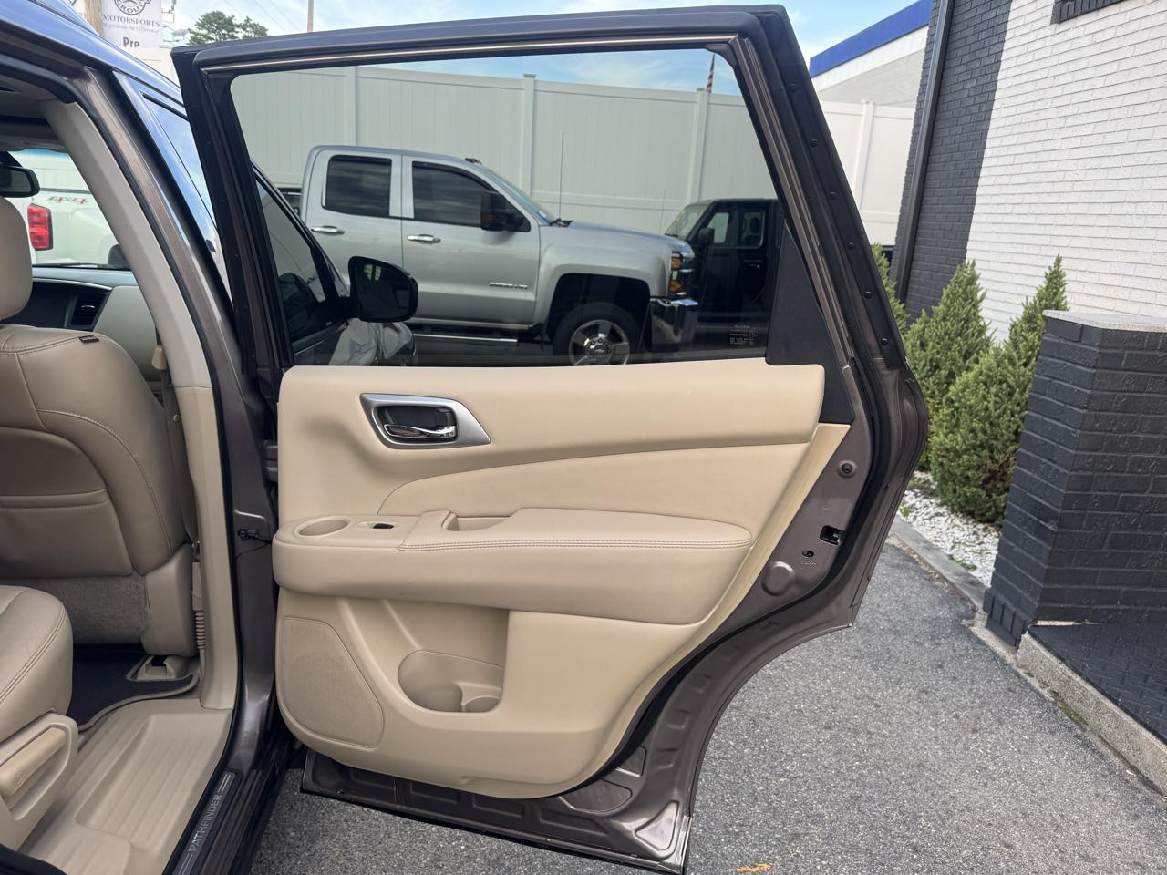 Nissan Pathfinder Platinum 4D SUV 4WD 2014
