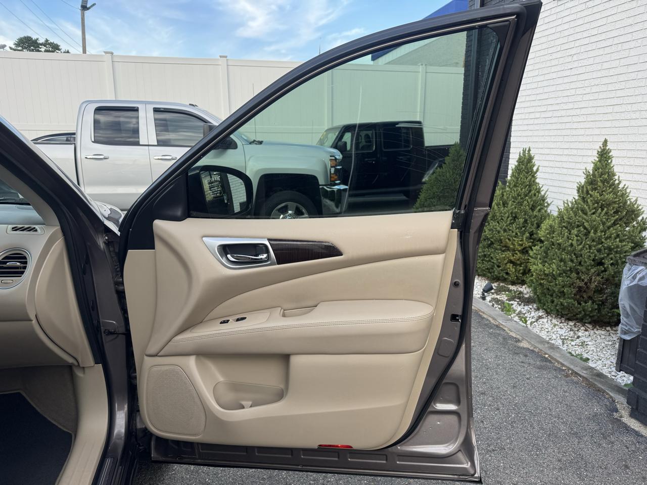Nissan Pathfinder Platinum 4D SUV 4WD 2014