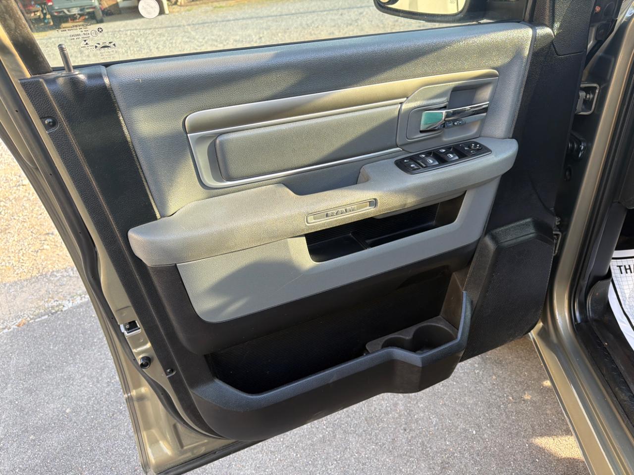 RAM 1500 2WD Crew Cab 140.5" Lone Star 2015