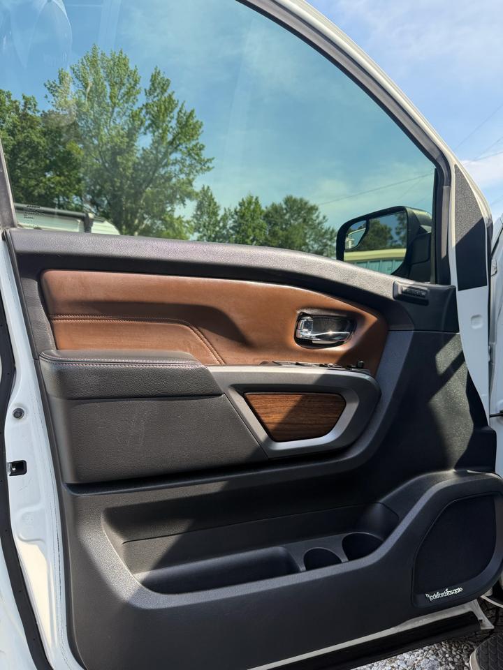 Nissan Titan 4x4 Crew Cab Platinum Reserve 2017