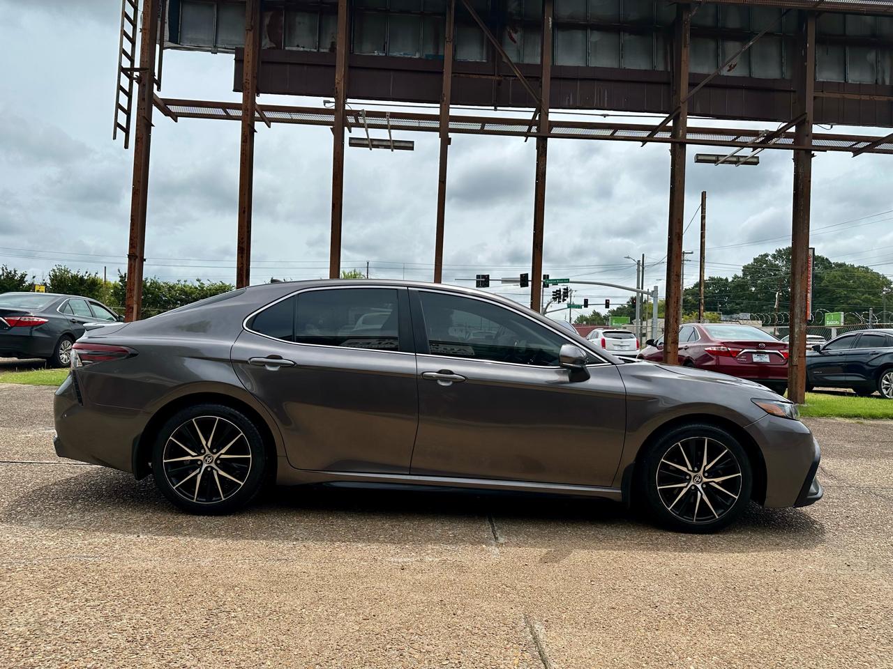 Toyota Camry SE 2021