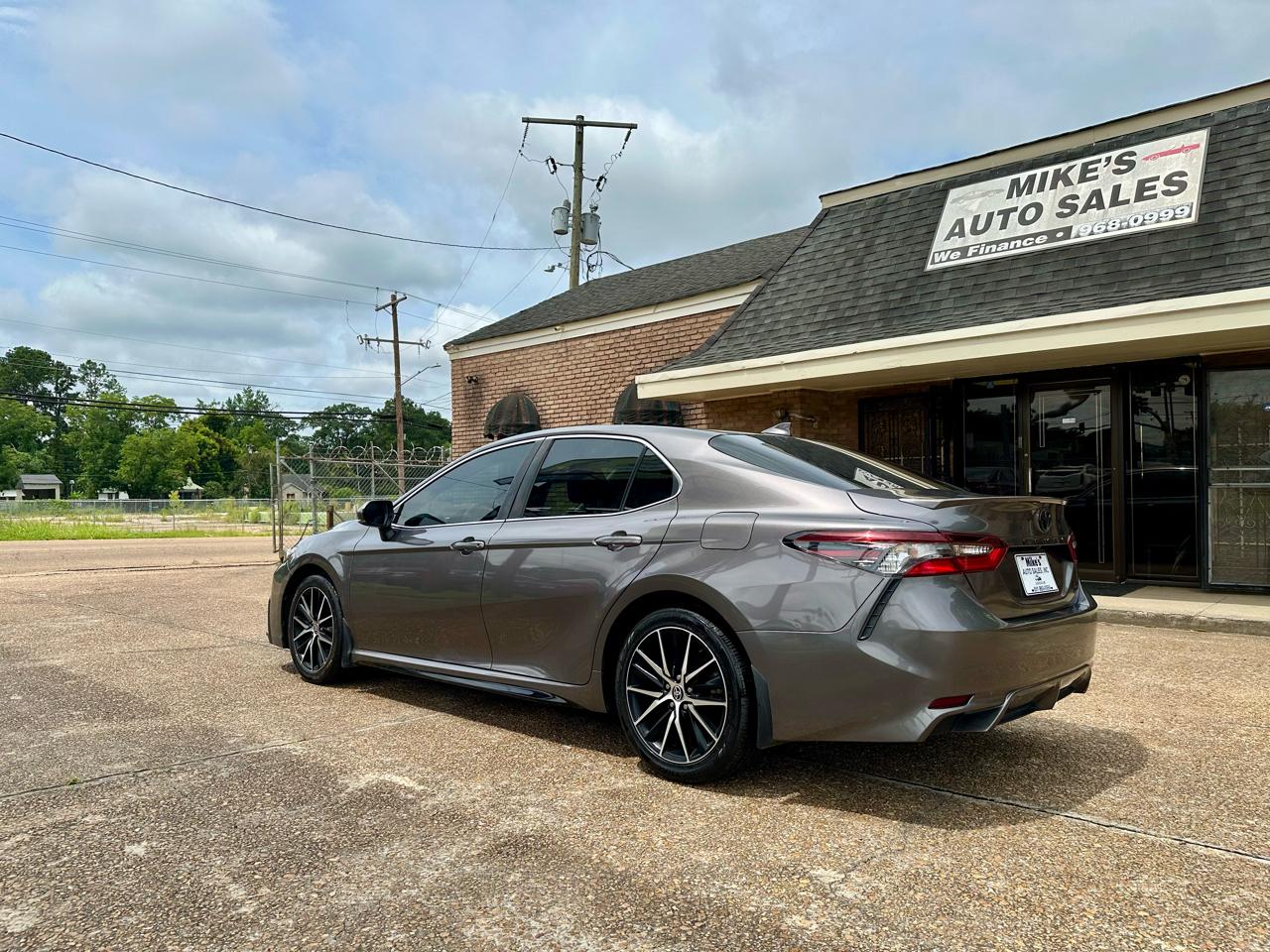 Toyota Camry SE 2021