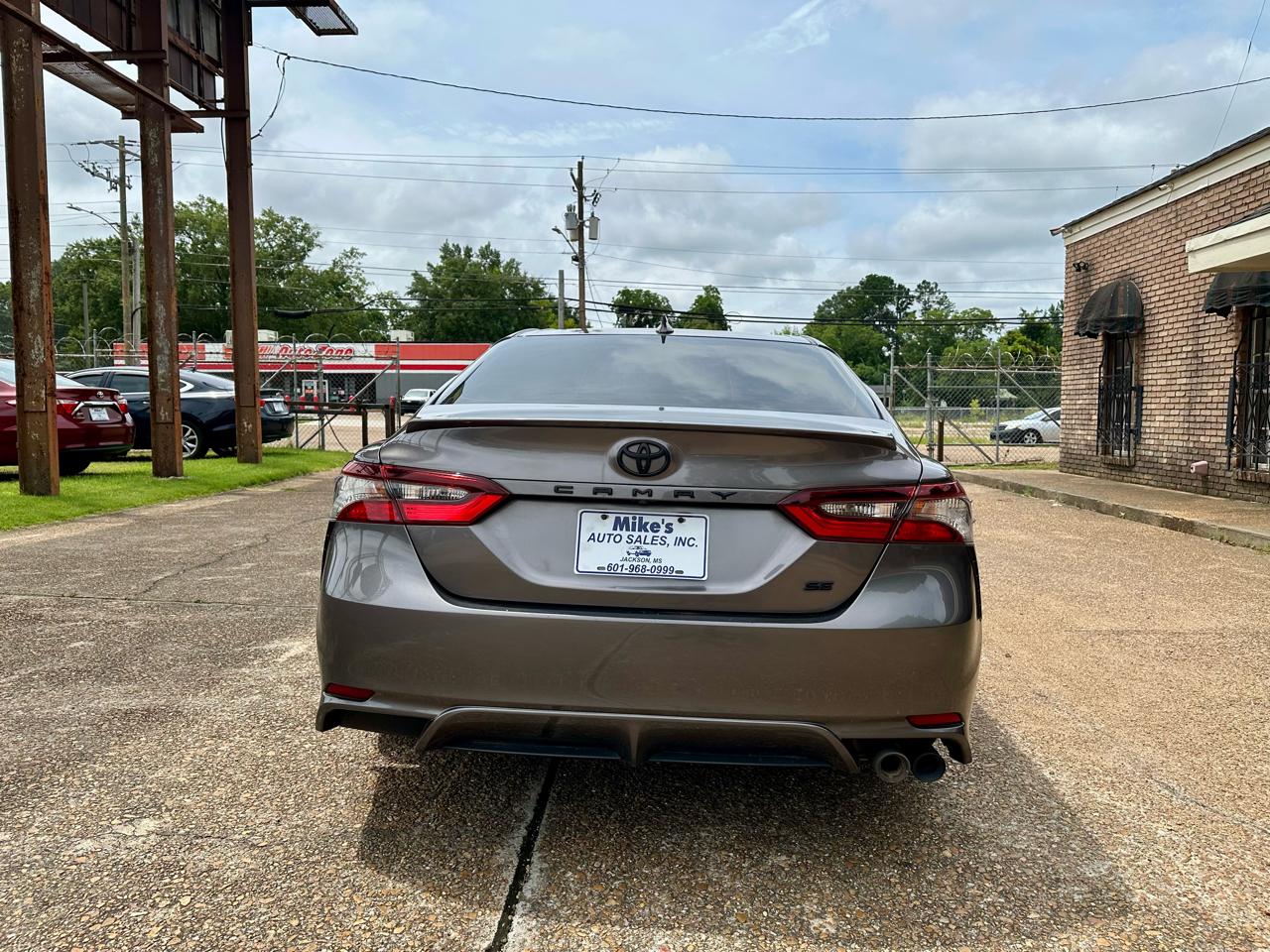 Toyota Camry SE 2021