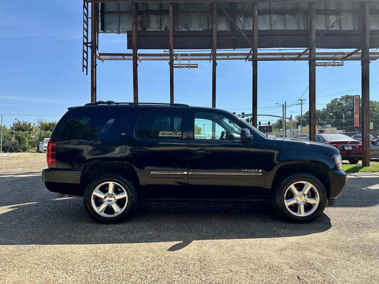 Chevrolet Tahoe photo 2