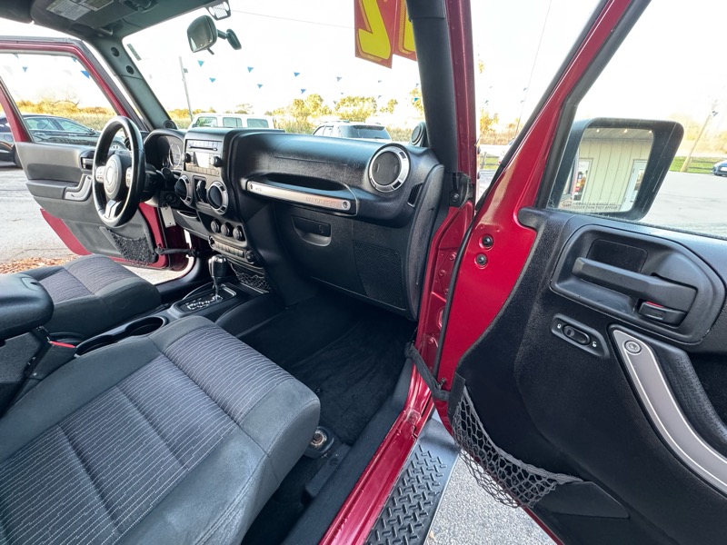 Jeep Wrangler Unlimited Sahara 4WD 2012 Jeep Wrangler Unlimited Sahara 4WD 2012