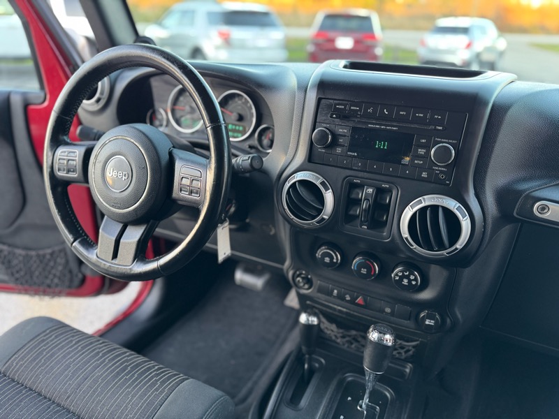 Jeep Wrangler Unlimited Sahara 4WD 2012 Jeep Wrangler Unlimited Sahara 4WD 2012