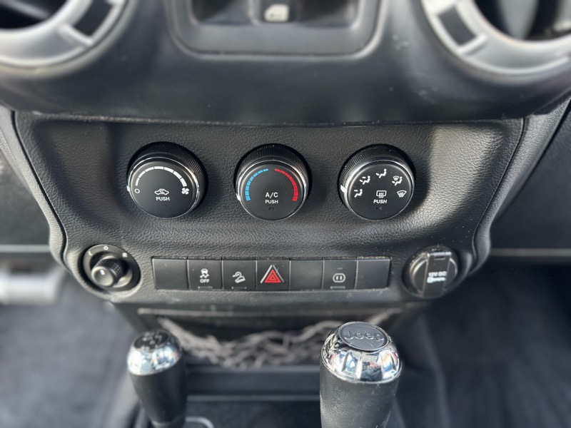 Jeep Wrangler Unlimited Sahara 4WD 2012 Jeep Wrangler Unlimited Sahara 4WD 2012