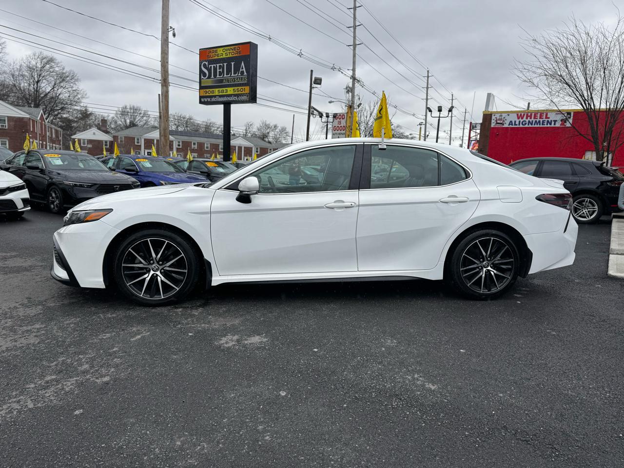 Toyota Camry SE 2023