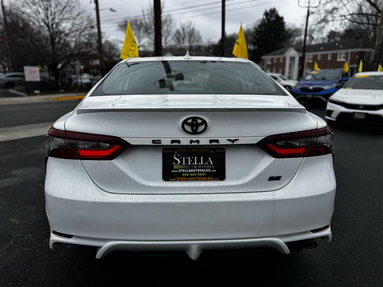 Toyota Camry SE 2023