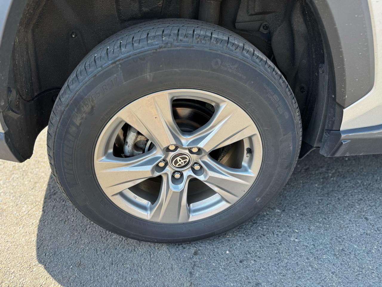 Toyota RAV4 XLE 2024