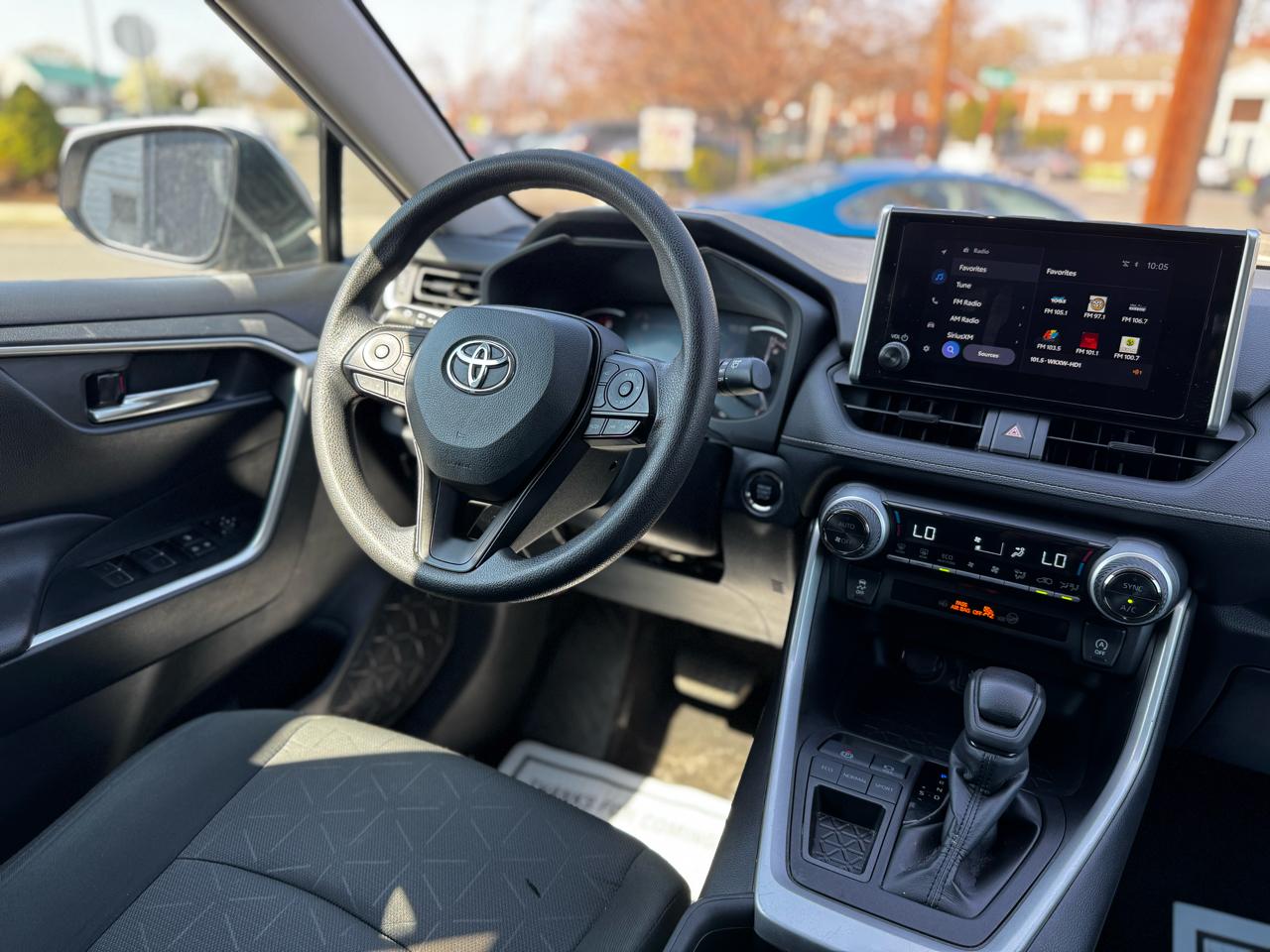 Toyota RAV4 XLE 2024