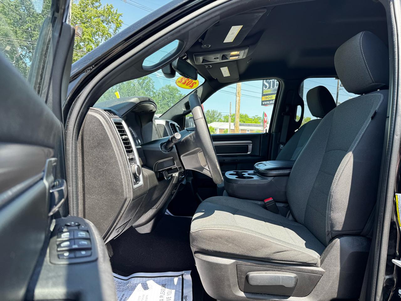 RAM 1500 Classic Warlock 4x4 Crew Cab 5'7" Box 2022